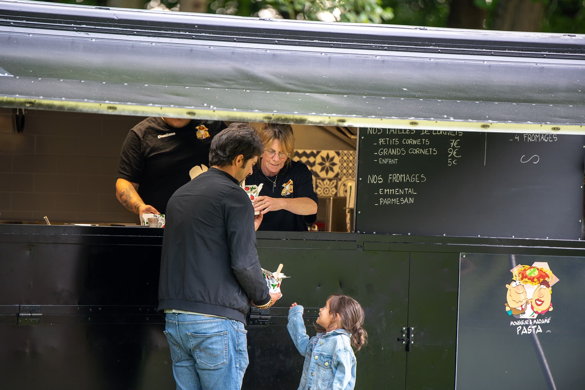Service au food truck avec une famille
