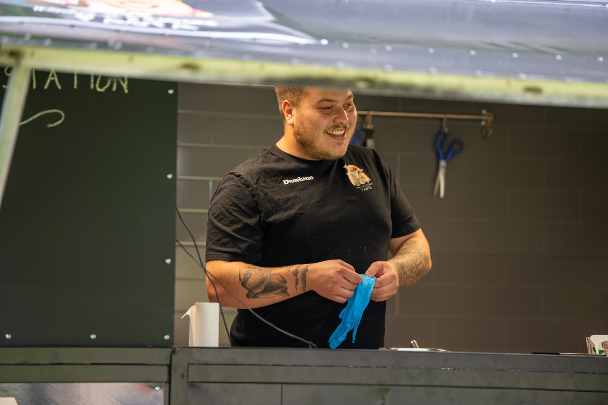 Damiano en action dans le food truck Monsieur & Madame Pasta